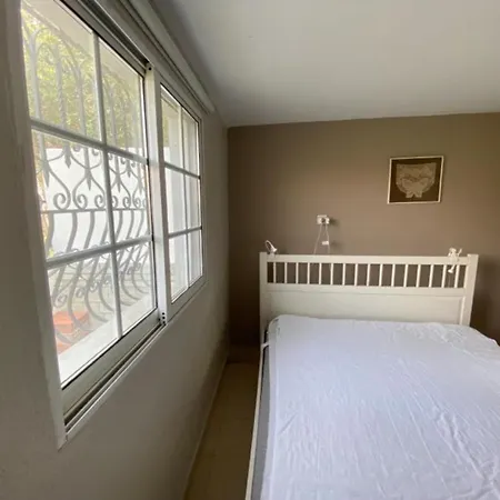 Amazing 2 Bedroom In A Seaside Vila Case de vacanță *