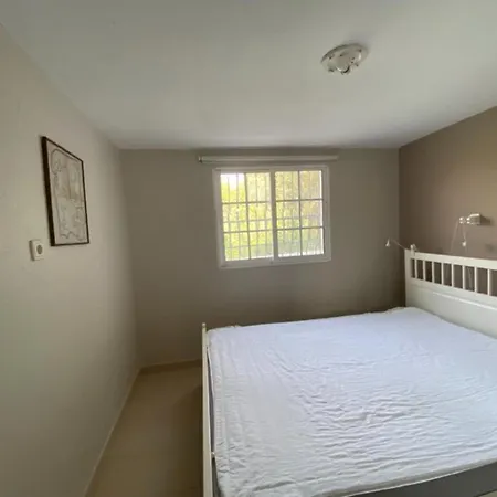 Case de vacanță Amazing 2 Bedroom In A Seaside Vila